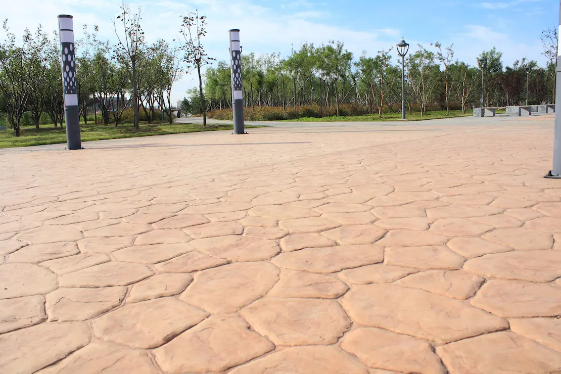 Zona de reposo de una universidad con pavimento de hormigón impreso Zona de reposo de una universidad con pavimento de hormigón impreso