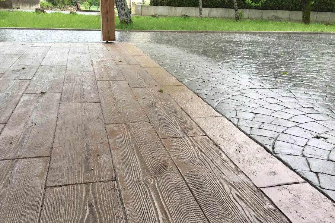 Hormigón con aspecto de madera en la parte posterior de una vivienda.